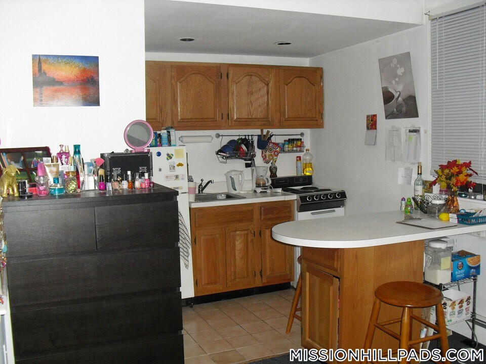 61 S Huntington Ave in Boston, MA - Building Photo