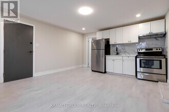 81 McMillan Dr in Oshawa, ON - Building Photo - Building Photo