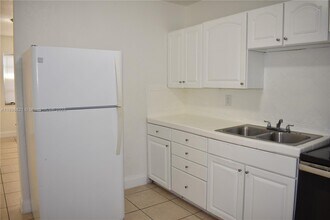 633 NW 6th Ct in Hallandale Beach, FL - Building Photo - Building Photo