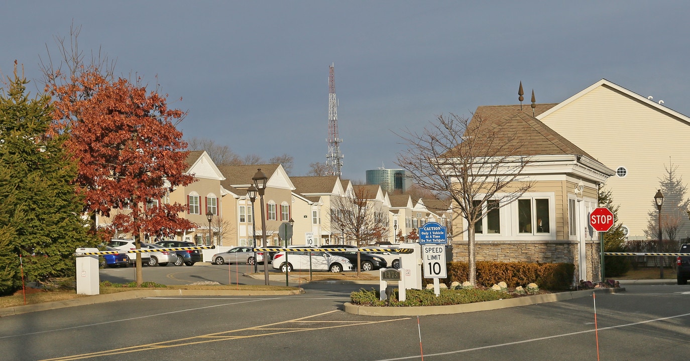 Seasons at East Meadow in East Meadow, NY - Foto de edificio