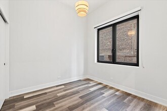 2316 N Clark St, Unit 310 in Chicago, IL - Building Photo - Building Photo