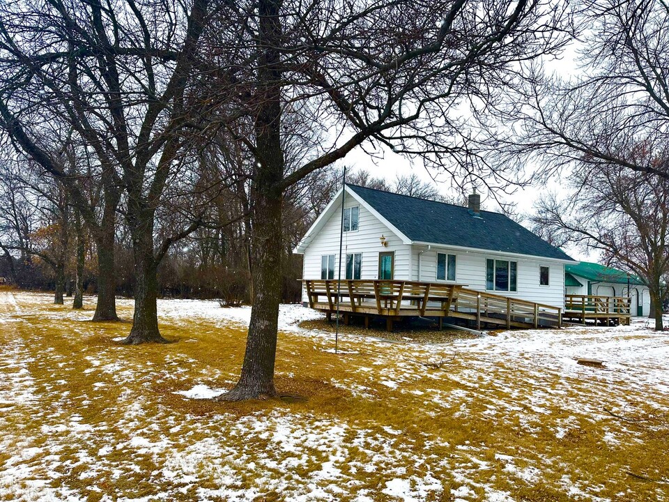 120 19th St NE in Watertown, SD - Building Photo