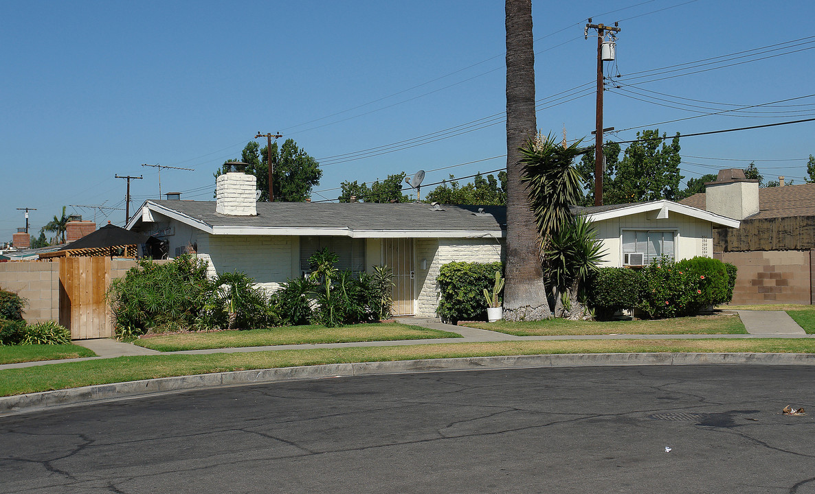 256-266 N Holly St in Orange, CA - Building Photo