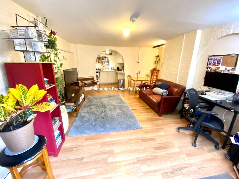 16 Clinton St, Unit B in Cambridge, MA - Building Photo