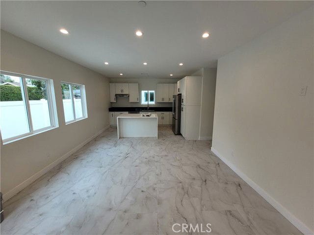 19453 Strathern St in Los Angeles, CA - Building Photo - Building Photo