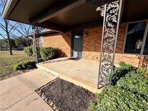 9712 Springdale Rd in Austin, TX - Building Photo - Building Photo