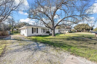 2416 Lake Air Dr in Waco, TX - Building Photo - Building Photo