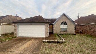 6967 Manslick Rd in Cordova, TN - Building Photo