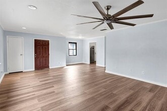 907 W Bridge St in Granbury, TX - Building Photo - Building Photo