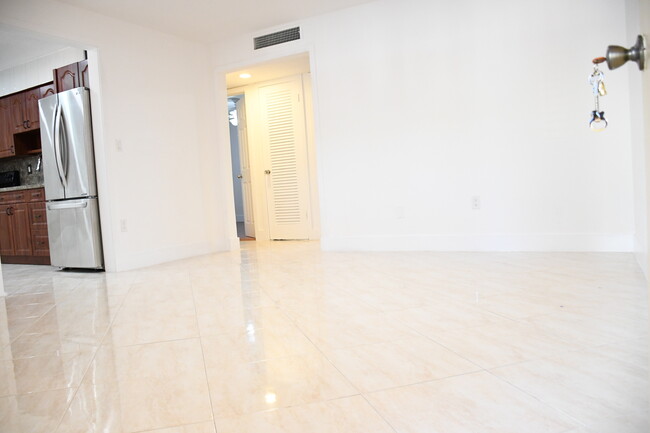 55 E 11th St, Unit 27 in Hialeah, FL - Building Photo - Building Photo