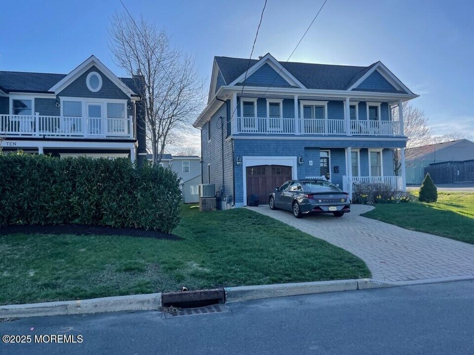 8 Ave of Two Rivers in Rumson, NJ - Building Photo