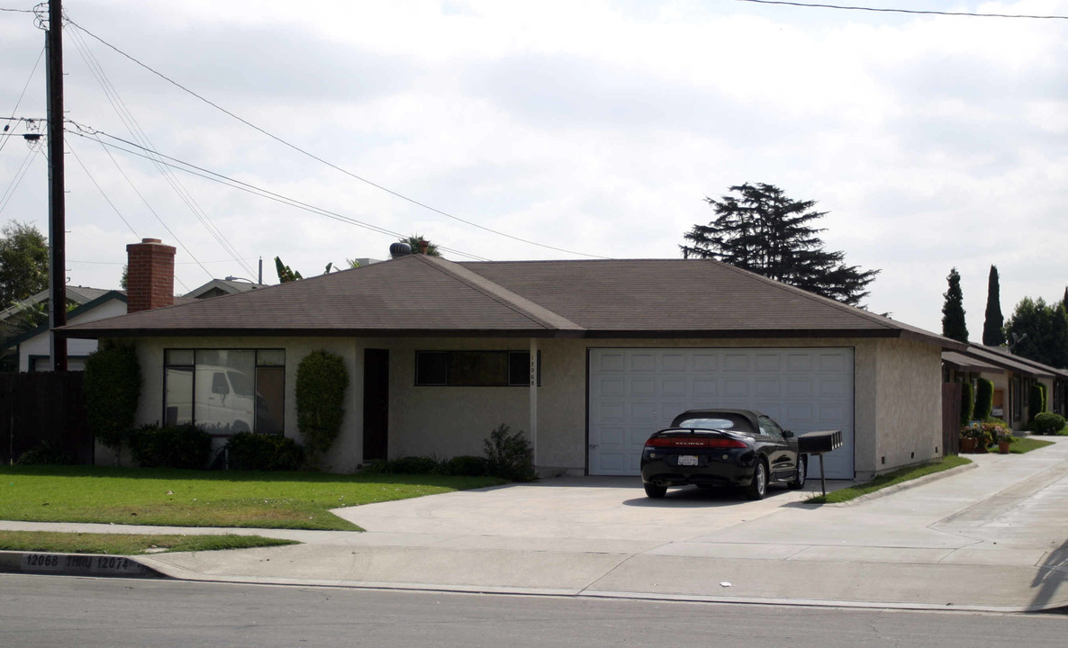 12068-12074 Patton Rd in Downey, CA - Foto de edificio