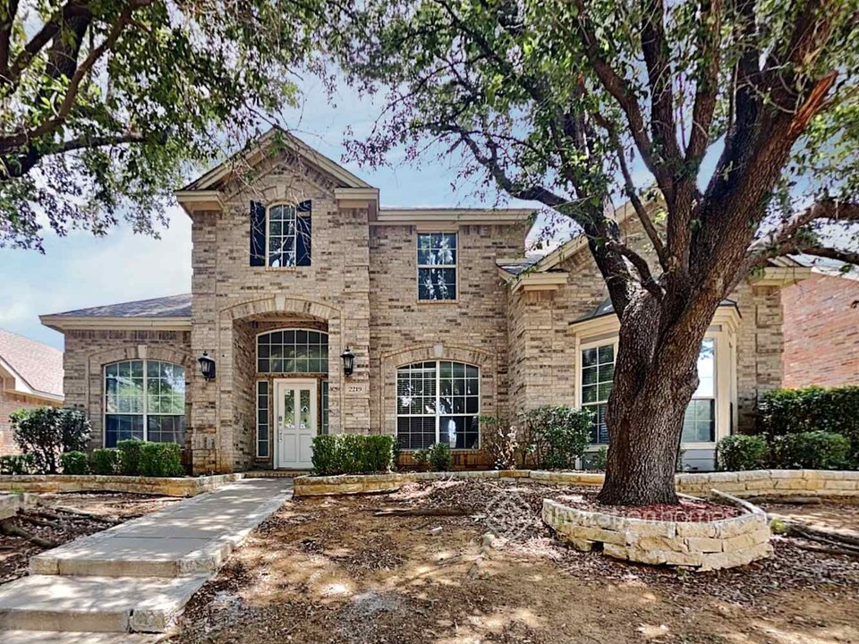 2219 Briary Trace Ct in Lewisville, TX - Foto de edificio