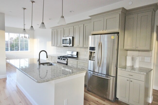 32 Pine St, Unit Apt 2B
