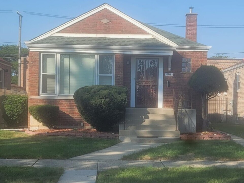 8916 S Cornell Ave in Chicago, IL - Building Photo