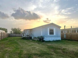 2525 Oyster Creek Bend in Freeport, TX - Building Photo