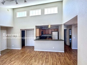 9325 W Desert Inn Rd in Las Vegas, NV - Foto de edificio - Building Photo