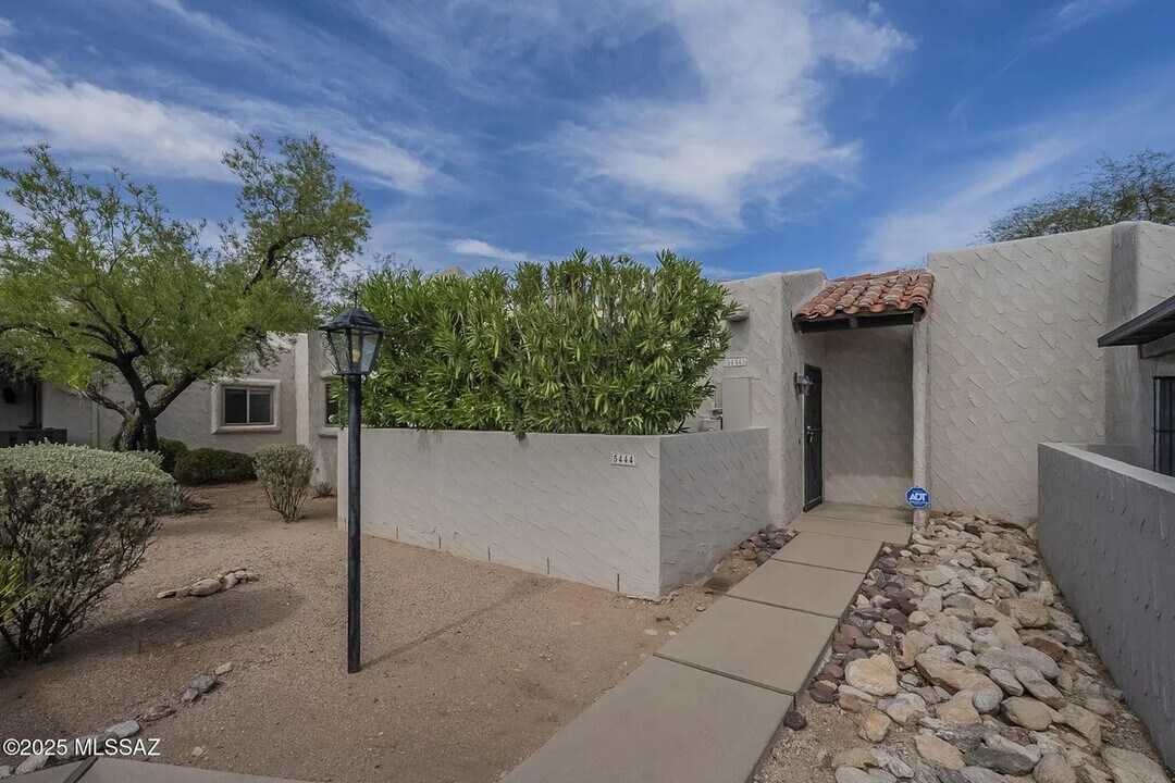5444 N La Casita Dr in Tucson, AZ - Foto de edificio