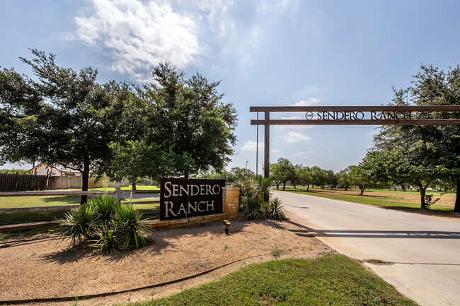 Sendero Ranch in Pearsall, TX - Foto de edificio - Primary Photo