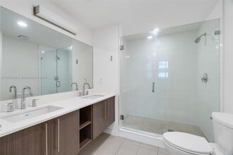 7875 NW 107th Ave, Unit 805 in Doral, FL - Building Photo - Building Photo