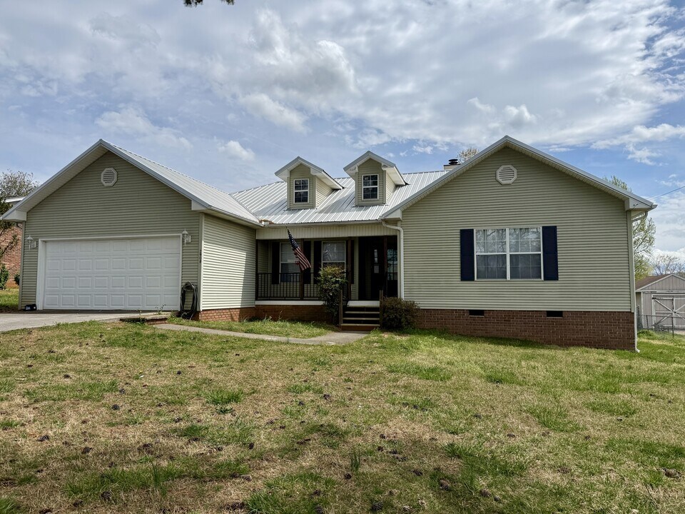 2908 W Woodbine Dr in Maryville, TN - Building Photo