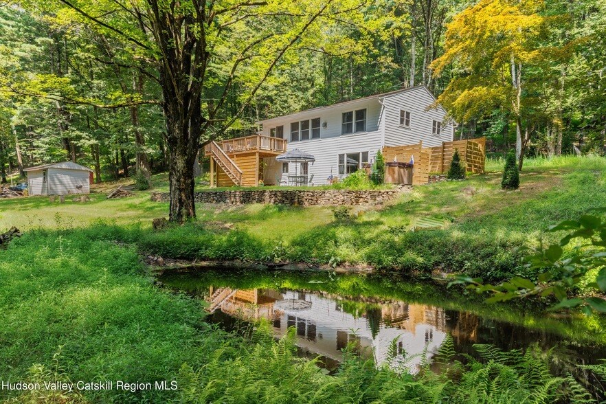 19 Bakertown Rd in Accord, NY - Foto de edificio