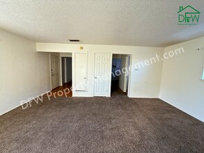 1021 Pleasant Valley Ln in Arlington, TX - Building Photo - Building Photo