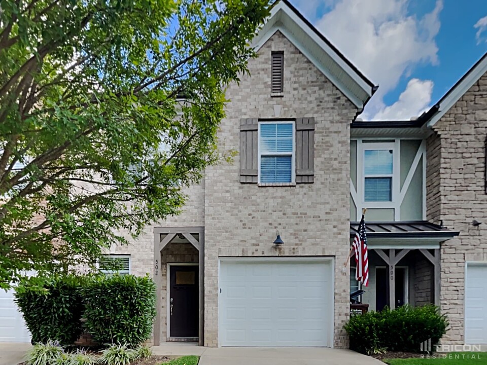 502 Hickory Leaf Ct in Mount Juliet, TN - Foto de edificio