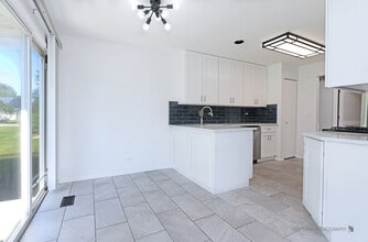 211 Dogwood Ct in Lindenhurst, IL - Building Photo - Building Photo