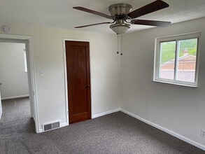 3548 Brinway Dr in West Mifflin, PA - Building Photo - Building Photo