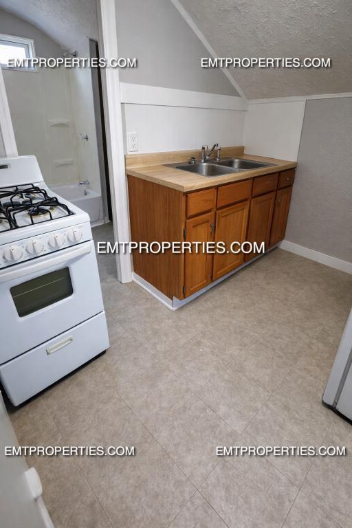 416 East Ave in Elyria, OH - Foto de edificio - Building Photo