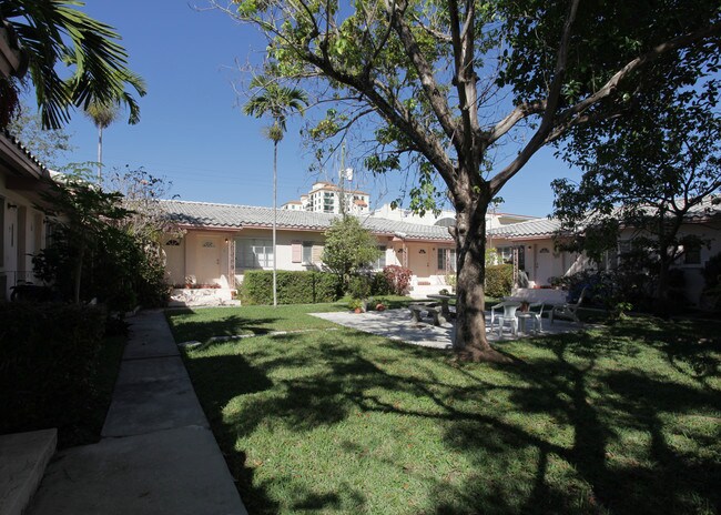 223-231 Mendoza Ave in Coral Gables, FL - Foto de edificio - Building Photo