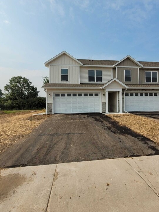 1610 Eastside Cir in Marshfield, WI - Building Photo