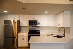 2351 Douglas Rd in Miami, FL - Building Photo