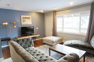 1020 Friendly Ln in Anchorage, AK - Building Photo - Building Photo