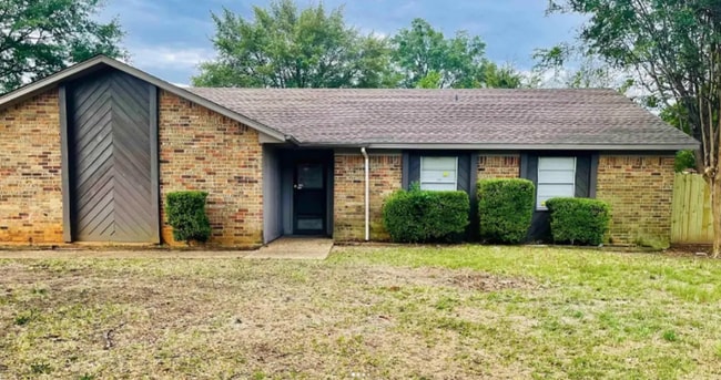 property at 101 E Primrose Ln