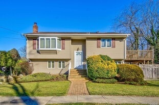 450 Lenox Rd in Huntington Station, NY - Building Photo