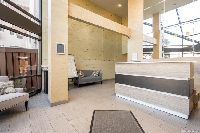 100 W Broadway in Long Beach, NY - Foto de edificio - Building Photo