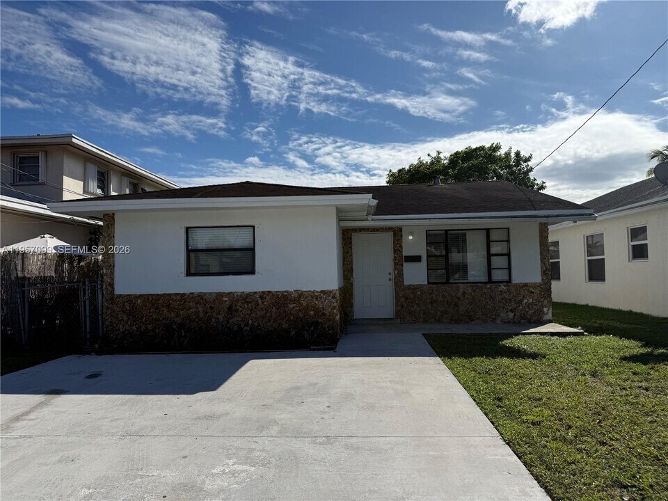 709 NW 6th St in Hallandale Beach, FL - Foto de edificio