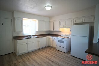 114 Hughes Ave in Bakersfield, CA - Foto de edificio - Building Photo