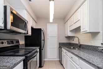 2101 Pine Heights Dr NE in Atlanta, GA - Building Photo - Building Photo