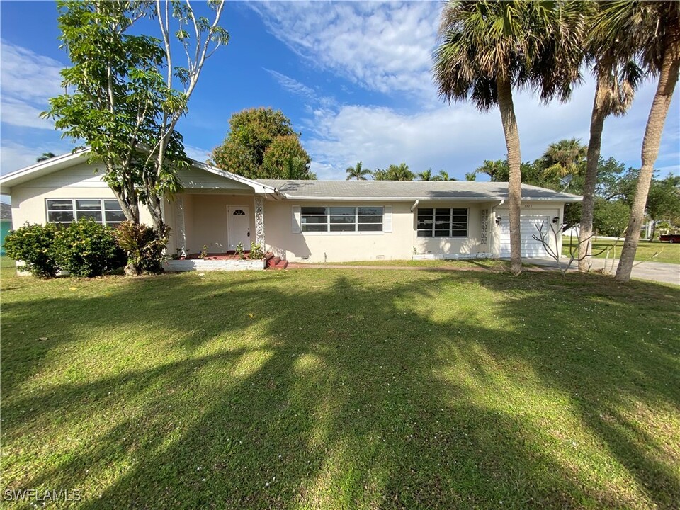 3923 Edgewood Ave in Ft. Myers, FL - Building Photo