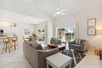 8036 Belmont Ct in Naples, FL - Foto de edificio - Building Photo
