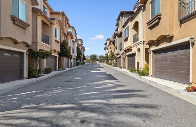 11919 Olive Glen Ln in Los Angeles, CA - Building Photo - Building Photo