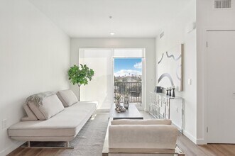 Alvarado Apartments in Los Angeles, CA - Building Photo - Building Photo