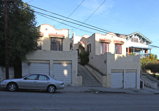 1111 Douglas St in Los Angeles, CA - Building Photo - Building Photo