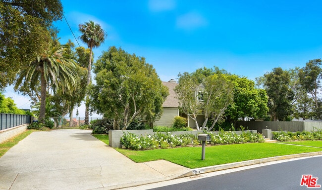 902 El Medio Ave in Los Angeles, CA - Building Photo - Building Photo