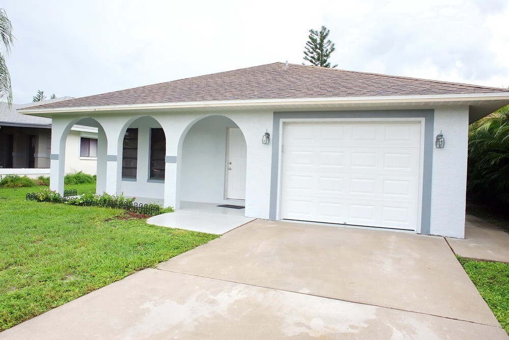 529 102nd Ave N in Naples, FL - Foto de edificio