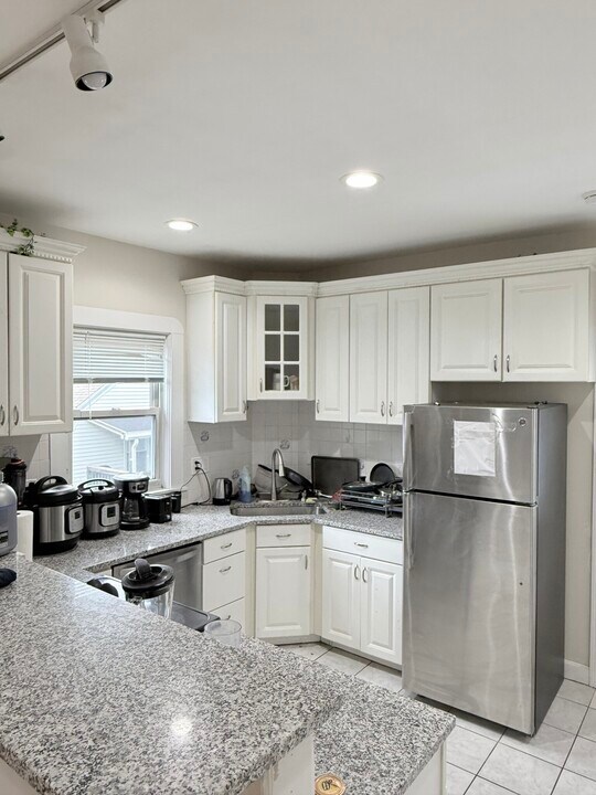 9 Aberdeen Rd, Unit 3 in Somerville, MA - Building Photo