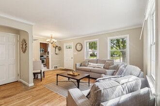 446 Huntmere Dr in Bay Village, OH - Building Photo - Building Photo